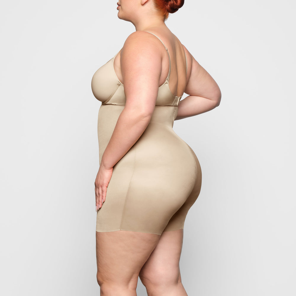 Skims BARELY THERE MID THIGH Korte Broek Bruin | 02WGBTYSH