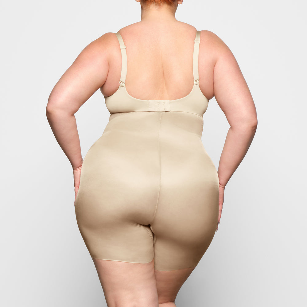 Skims BARELY THERE MID THIGH Korte Broek Bruin | 02WGBTYSH
