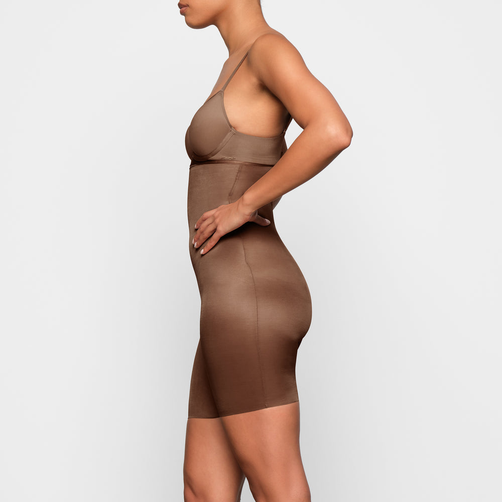 Skims BARELY THERE MID THIGH Korte Broek Bruin | 92QRYCIWA