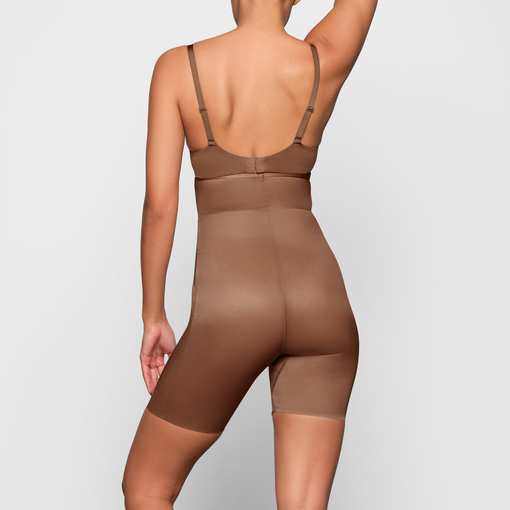 Skims BARELY THERE MID THIGH Korte Broek Bruin | 92QRYCIWA
