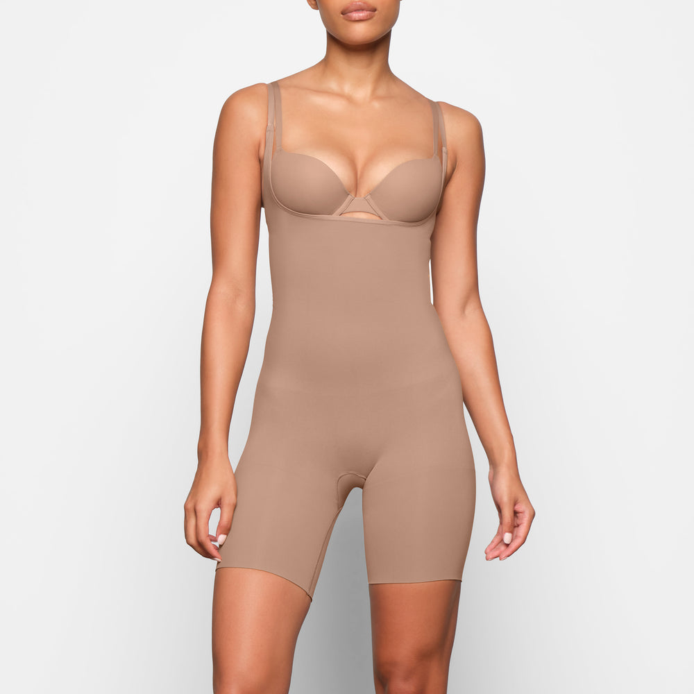 Skims BUTT ENHANCING Open Bust Bodysuit Abrikoos | 28AOMPUZC