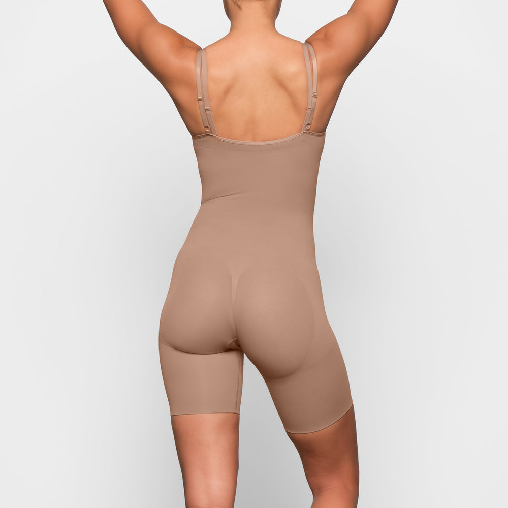 Skims BUTT ENHANCING Open Bust Bodysuit Abrikoos | 28AOMPUZC