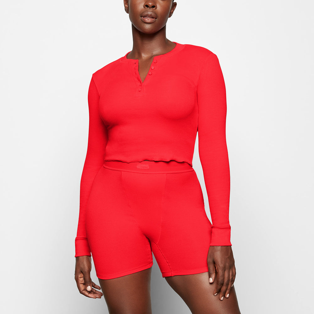 Skims COTTON RIB LONG SLEEVE CROP Henley Rood | 31YGQUTBF