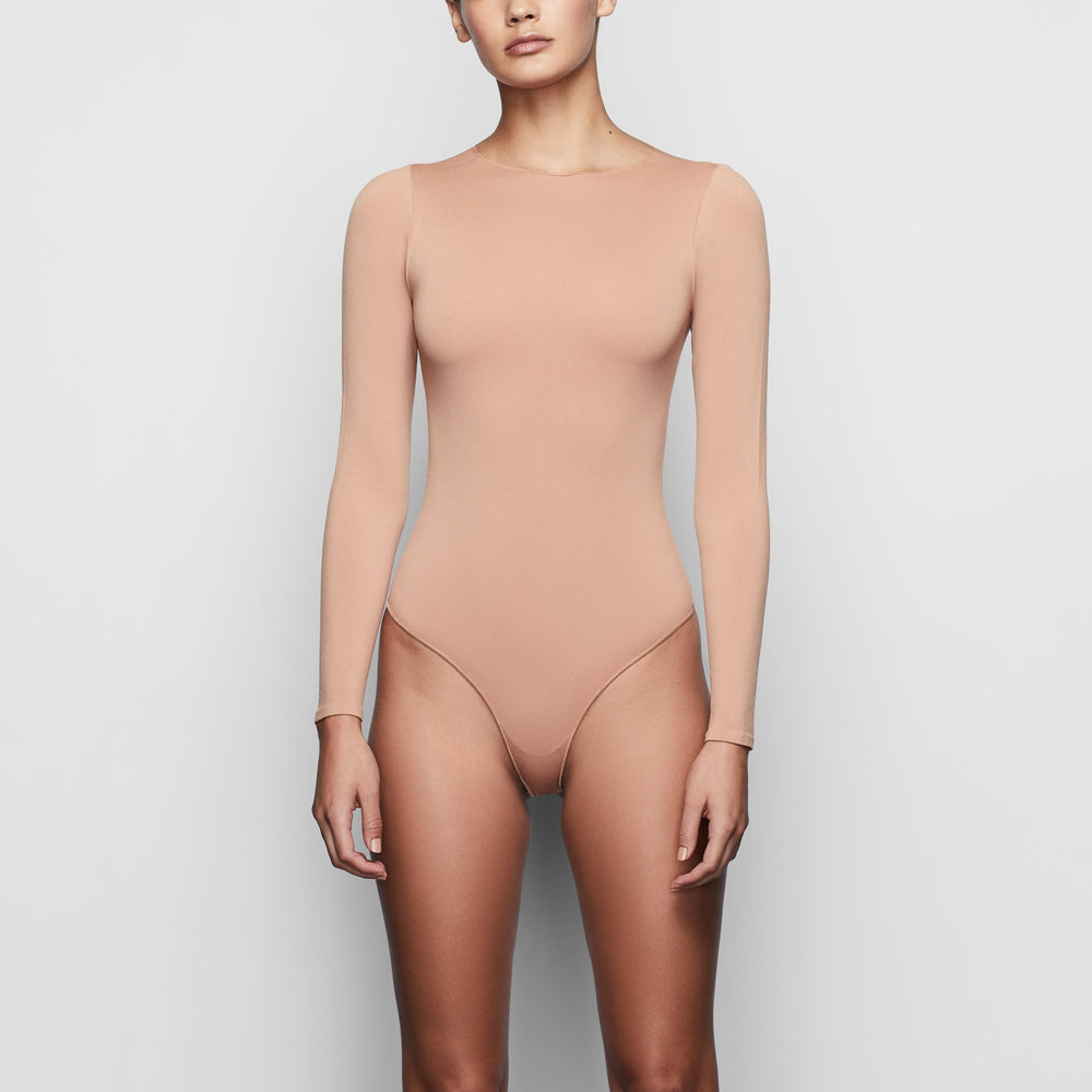 Skims ESSENTIAL CREW NECK Long Sleeve Bodysuit Abrikoos | 15CDXLUSO