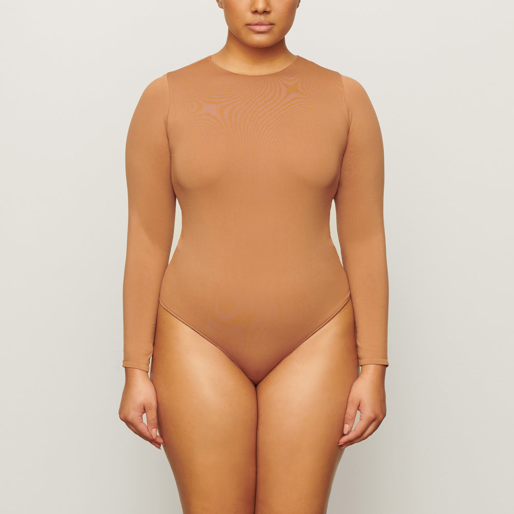 Skims ESSENTIAL CREW NECK Long Sleeve Bodysuit Bruin | 93WHJEXDR