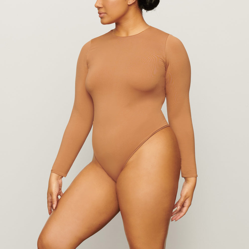 Skims ESSENTIAL CREW NECK Long Sleeve Bodysuit Bruin | 93WHJEXDR