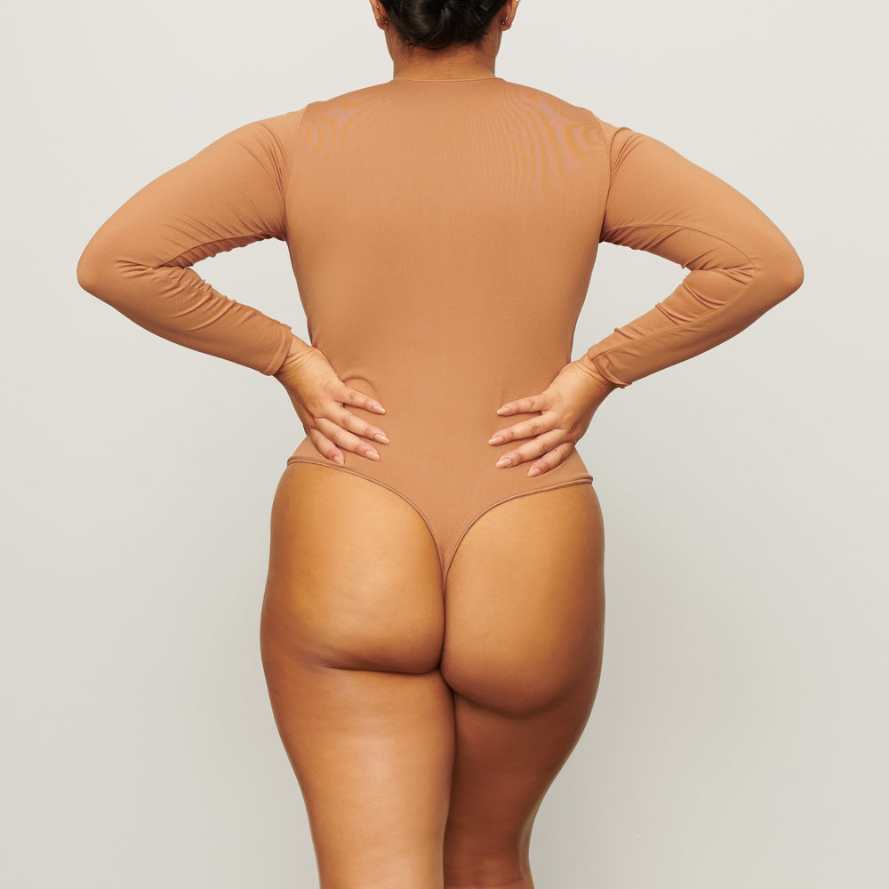 Skims ESSENTIAL CREW NECK Long Sleeve Bodysuit Bruin | 93WHJEXDR