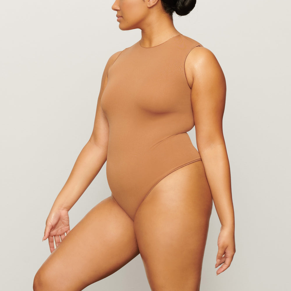 Skims ESSENTIAL CREW NECK Sleeveless Bodysuit Bruin | 23HIGQMEY