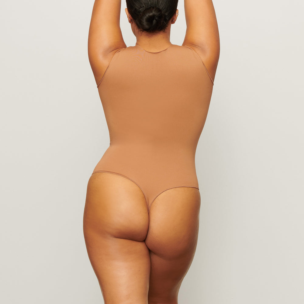 Skims ESSENTIAL CREW NECK Sleeveless Bodysuit Bruin | 23HIGQMEY