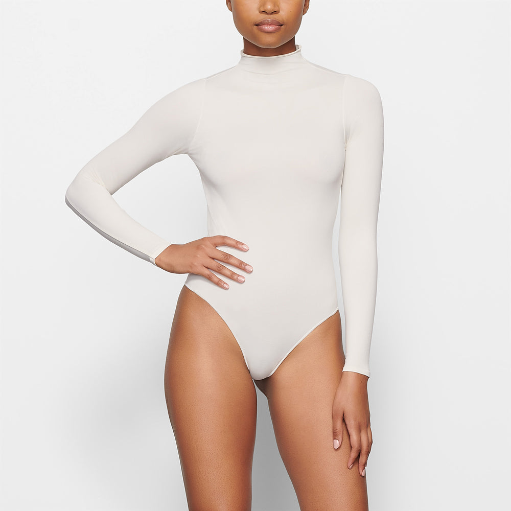 Skims ESSENTIAL MOCK NECK Long Sleeve Bodysuit Wit | 02KCMWVTA