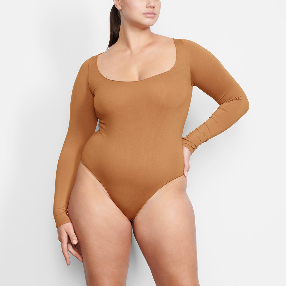Skims ESSENTIAL SCOOP NECK Long Sleeve Bodysuit Bruin | 06JTQIZUA
