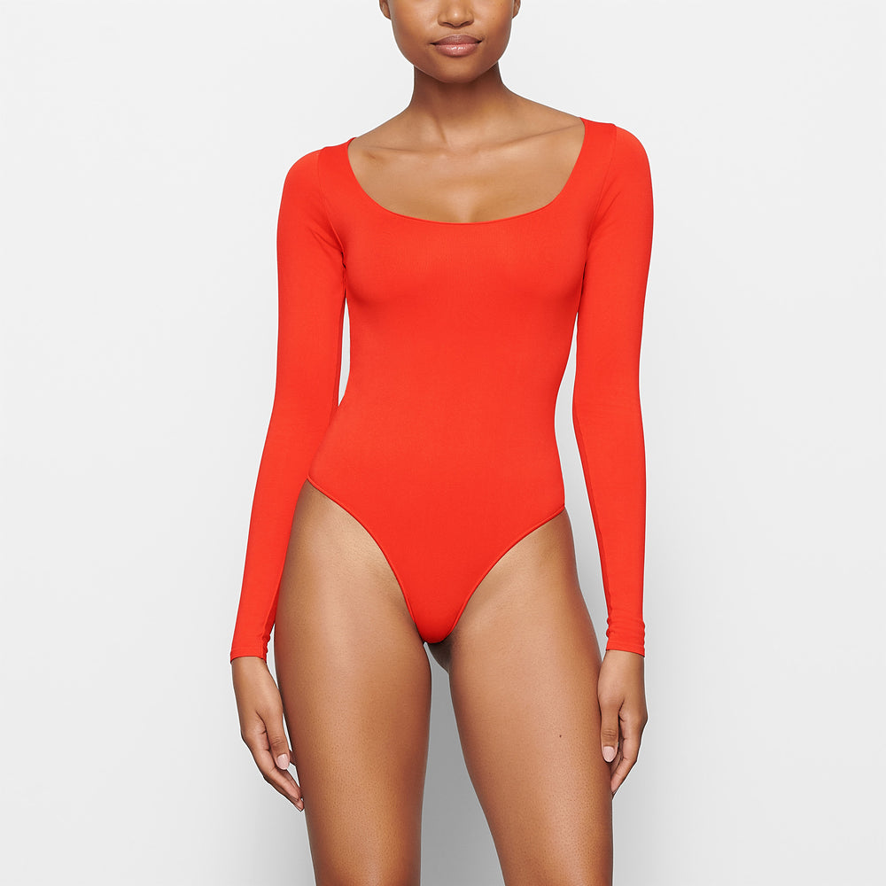 Skims ESSENTIAL SCOOP NECK Long Sleeve Bodysuit Rood | 12BESJPRY