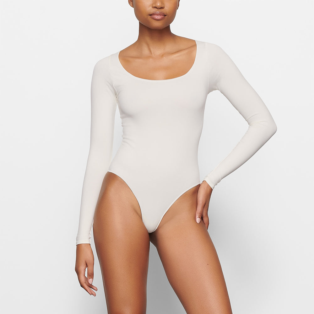 Skims ESSENTIAL SCOOP NECK Long Sleeve Bodysuit Wit | 19GKRIEUL