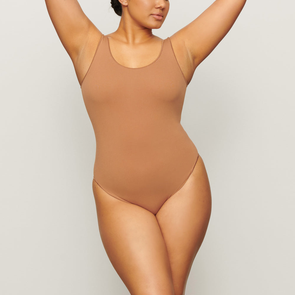 Skims ESSENTIAL Scoop Neck Bodysuit Bruin | 37SGNLECD