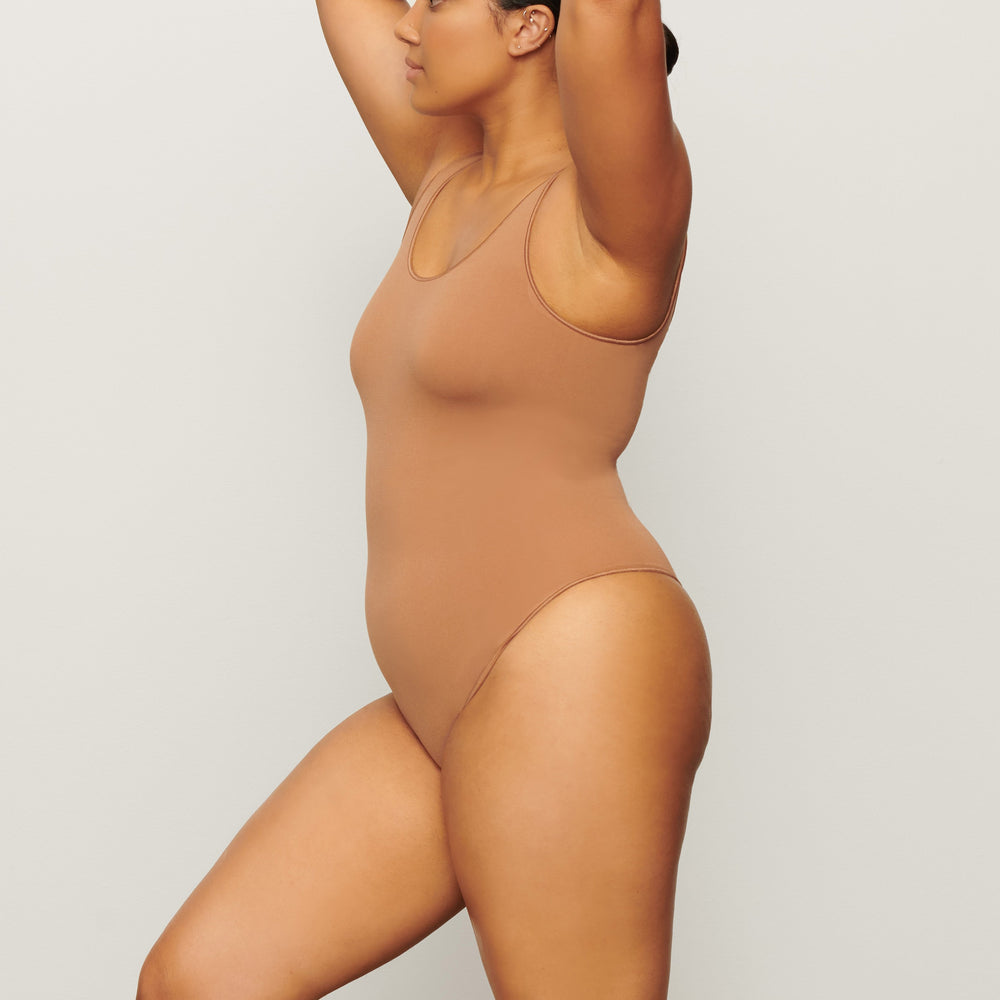 Skims ESSENTIAL Scoop Neck Bodysuit Bruin | 37SGNLECD