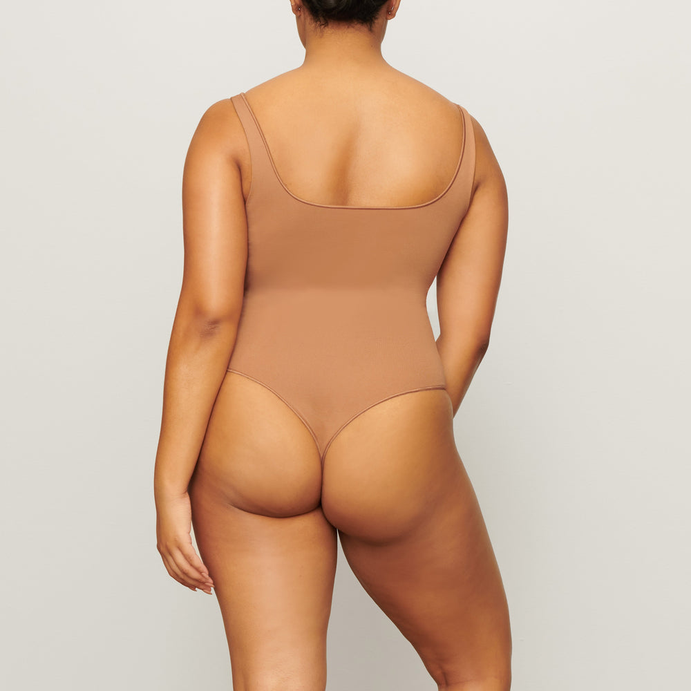 Skims ESSENTIAL Scoop Neck Bodysuit Bruin | 37SGNLECD
