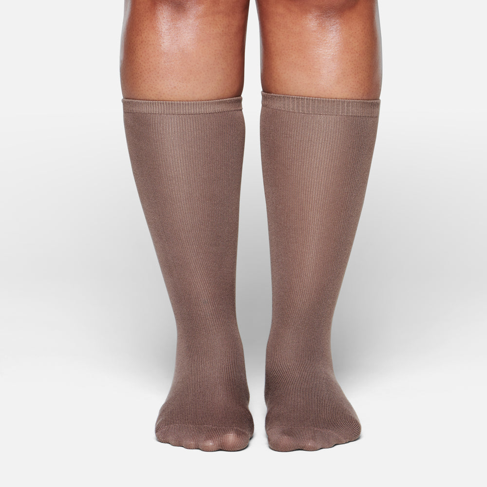 Skims EVERYDAY MID CALF Sokken Bruin | 62ZTMWQKR