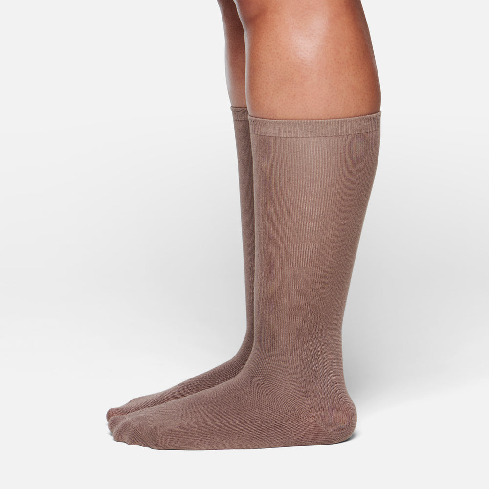 Skims EVERYDAY MID CALF Sokken Bruin | 62ZTMWQKR
