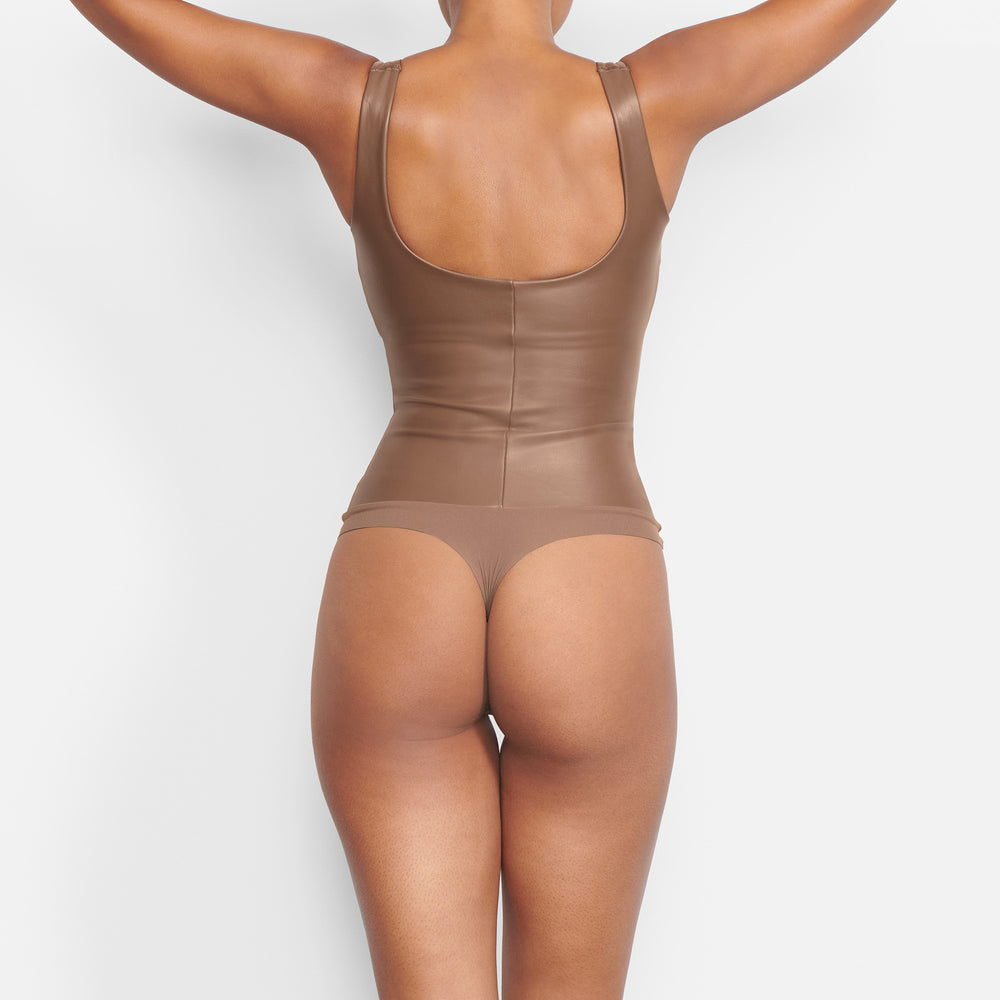 Skims FAUX LEATHER Scoop Neck Bodysuit Bruin | 85KIQXVJB