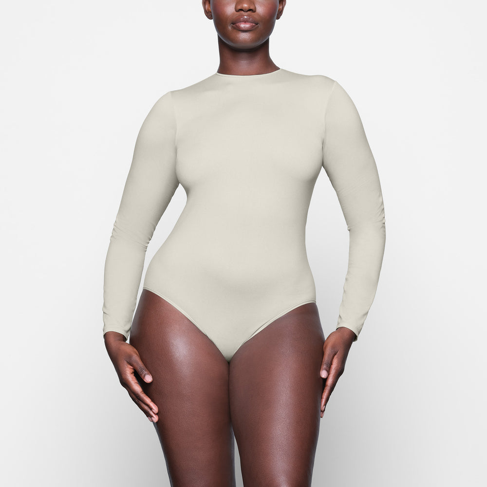 Skims LIGHT ESSENTIAL CREW NECK Long Sleeve Bodysuit Wit | 04KQTHMFN