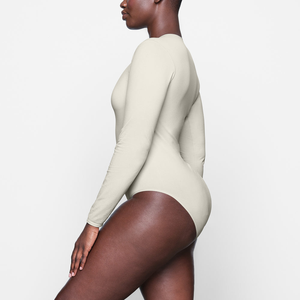 Skims LIGHT ESSENTIAL CREW NECK Long Sleeve Bodysuit Wit | 04KQTHMFN