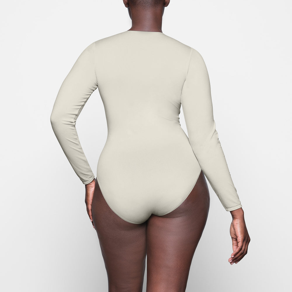 Skims LIGHT ESSENTIAL CREW NECK Long Sleeve Bodysuit Wit | 04KQTHMFN