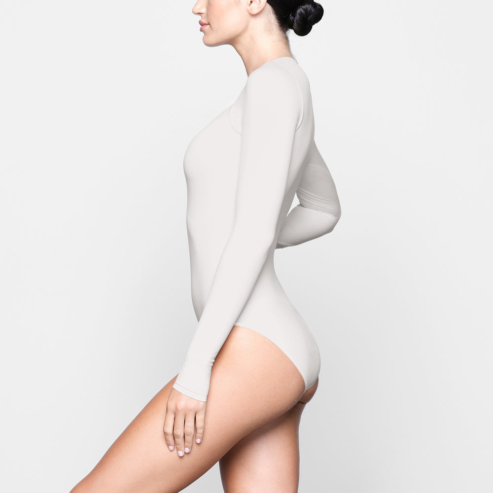 Skims LIGHT ESSENTIAL CREW NECK Long Sleeve Bodysuit Wit | 25WDNEUMP
