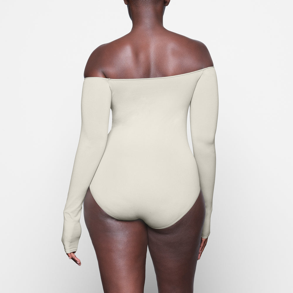 Skims LIGHT ESSENTIAL Off The Shoulder Bodysuit Wit | 59ZFTCBEQ