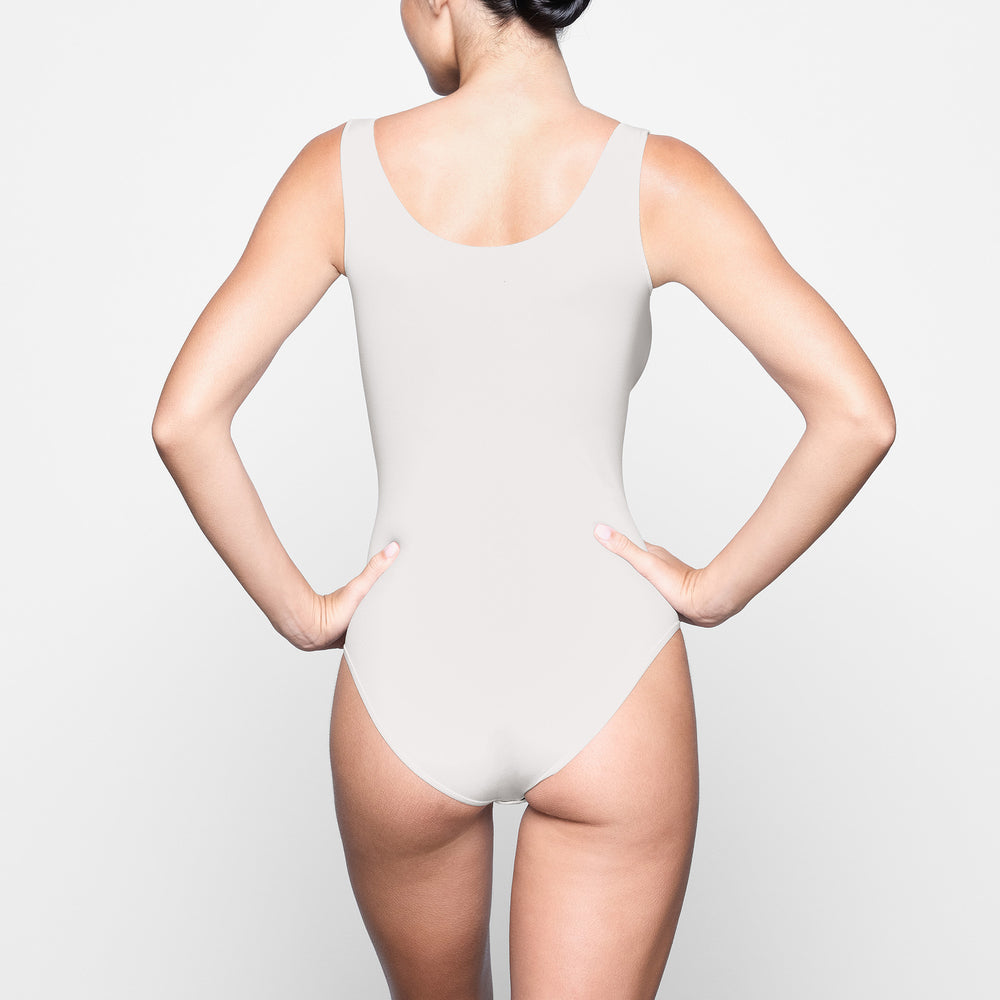Skims LIGHT ESSENTIAL Scoop Neck Bodysuit Wit | 25QSBFOEI