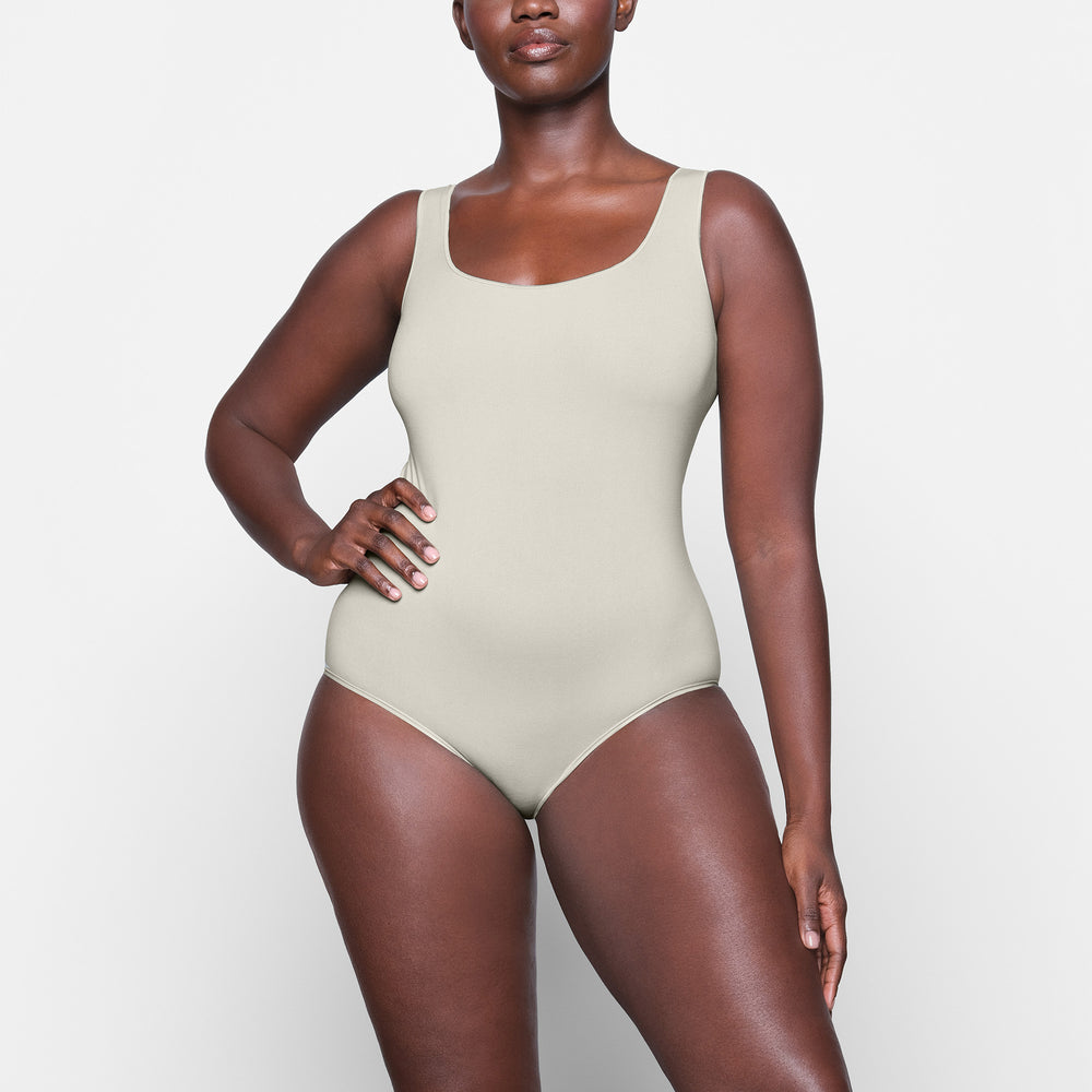 Skims LIGHT ESSENTIAL Scoop Neck Bodysuit Wit | 93DKTWULN