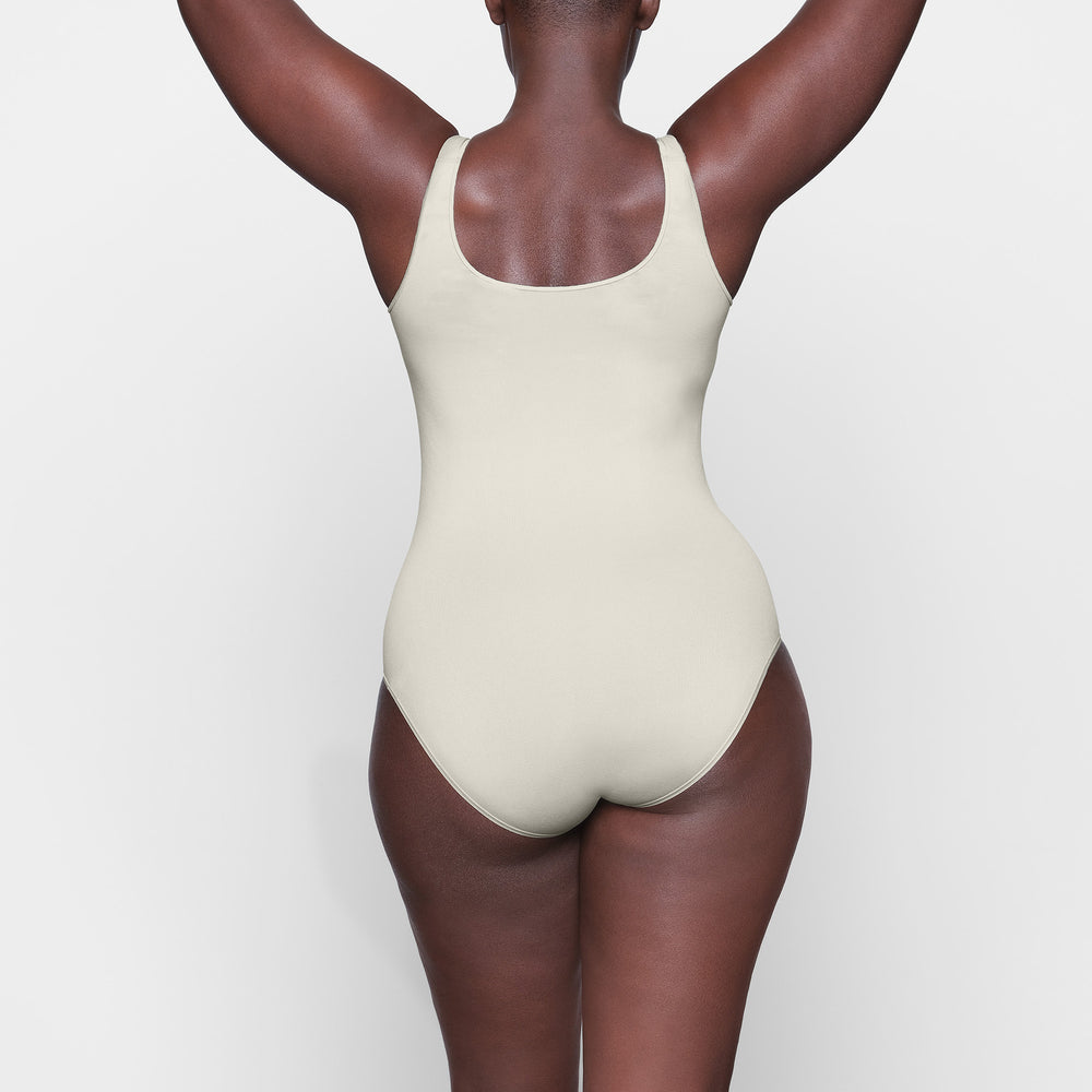 Skims LIGHT ESSENTIAL Scoop Neck Bodysuit Wit | 93DKTWULN
