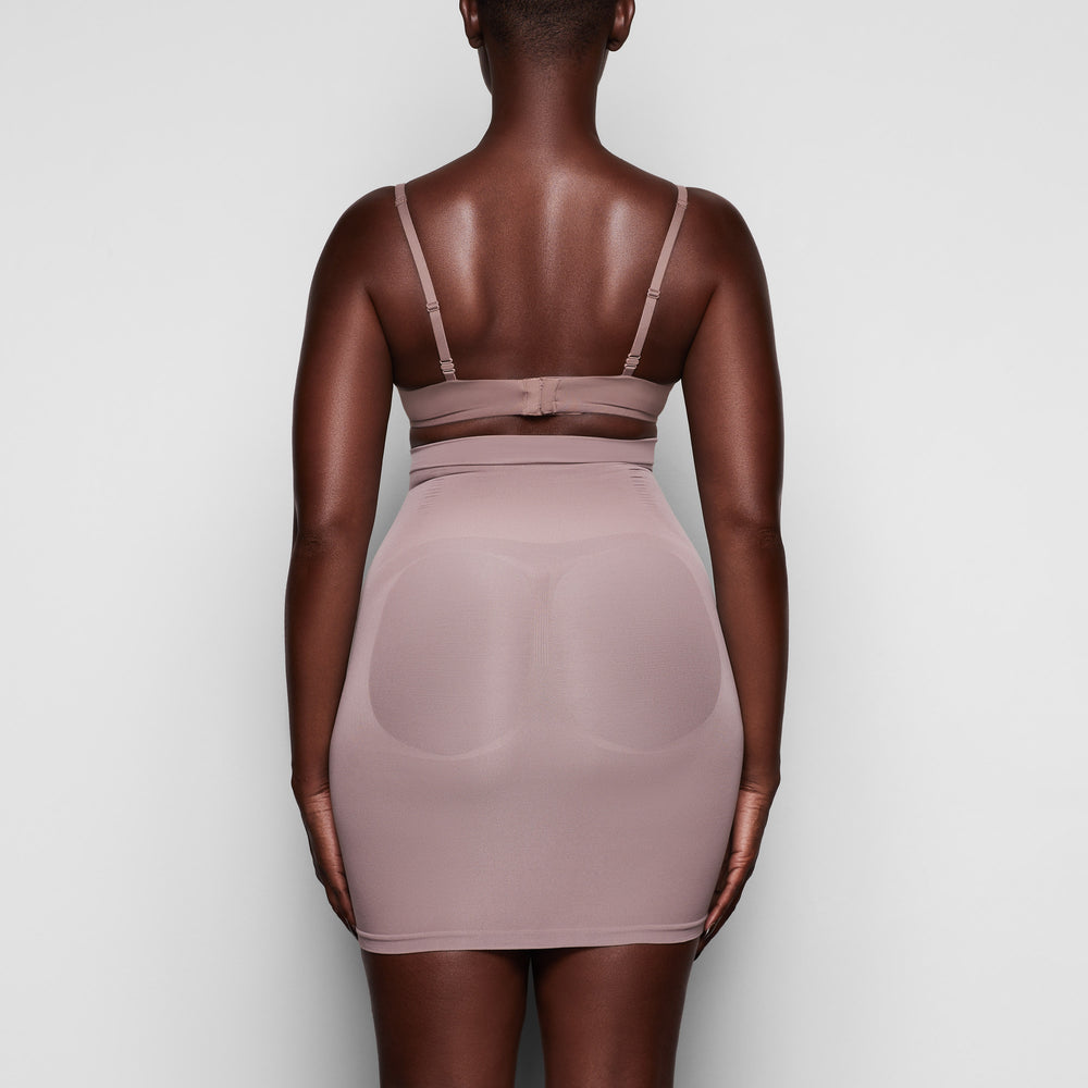 Skims LONG SLIP Rok Bruin | 45HUTJWFE