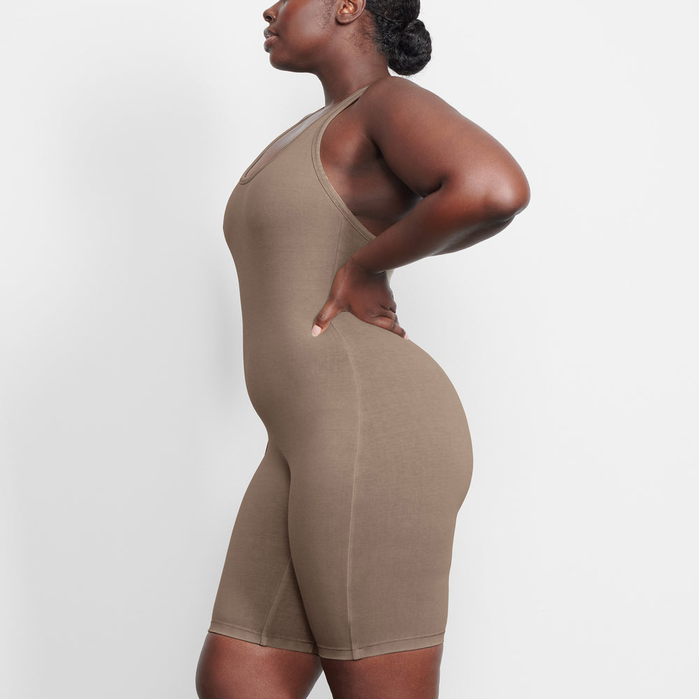 Skims OUTDOOR Mid Thigh Bodysuit Abrikoos | 16XAPMDLY