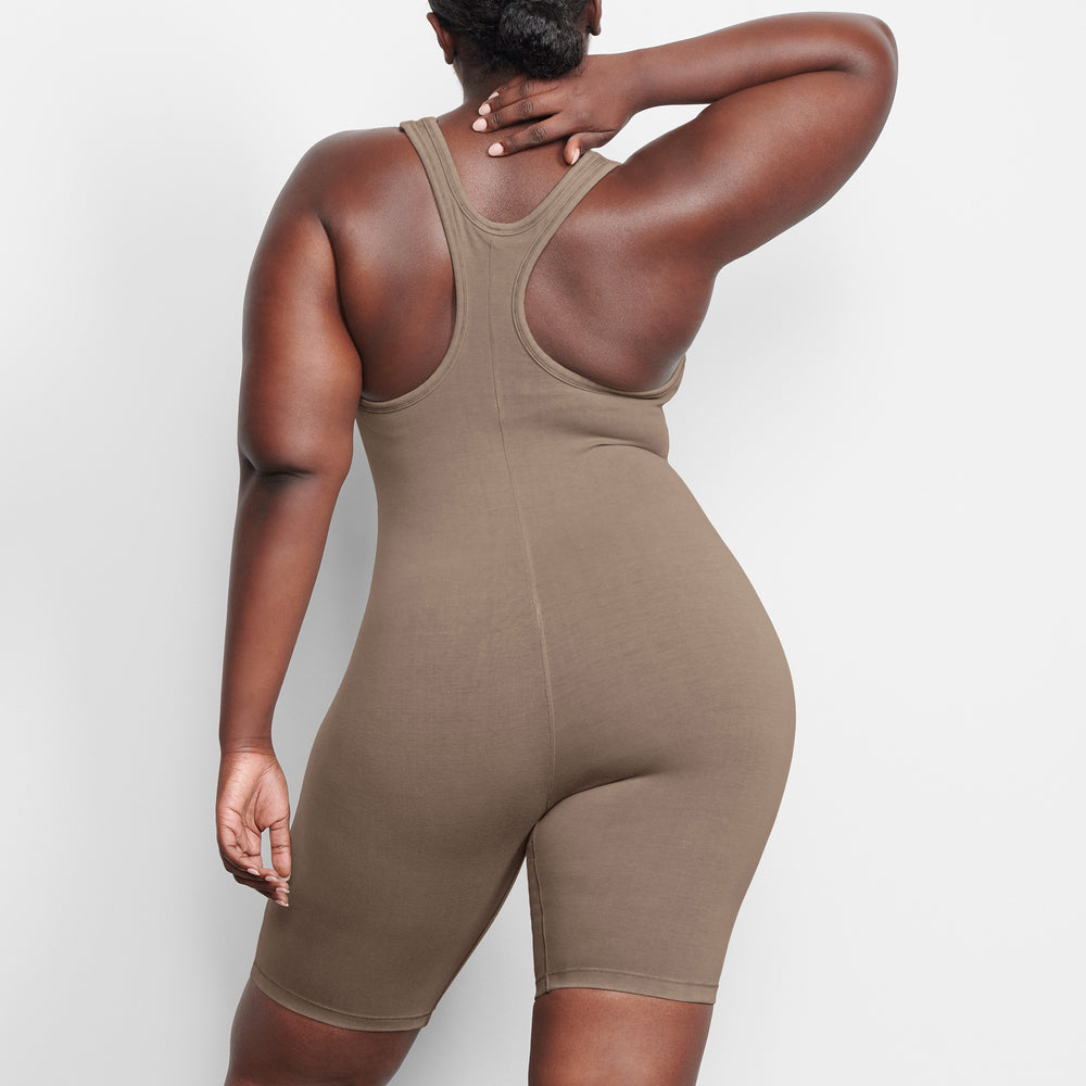 Skims OUTDOOR Mid Thigh Bodysuit Abrikoos | 16XAPMDLY