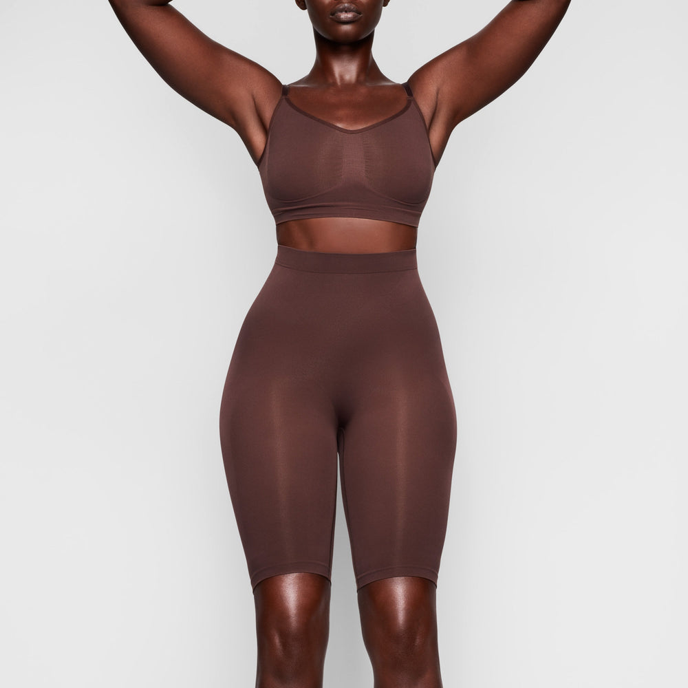 Skims SCULPTING ABOVE THE KNEE Korte Broek Chocola | 31XYGSPJA