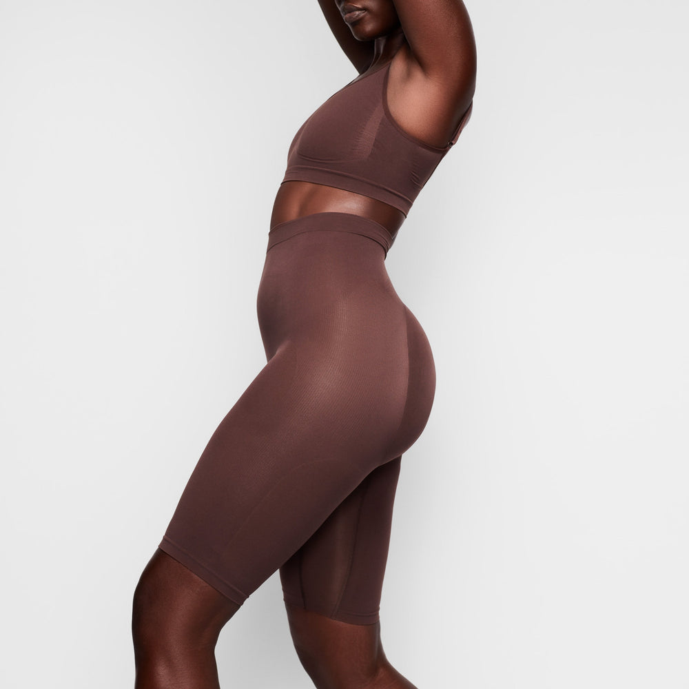 Skims SCULPTING ABOVE THE KNEE Korte Broek Chocola | 31XYGSPJA