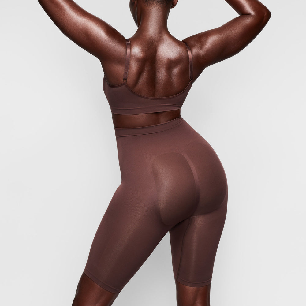 Skims SCULPTING ABOVE THE KNEE Korte Broek Chocola | 31XYGSPJA