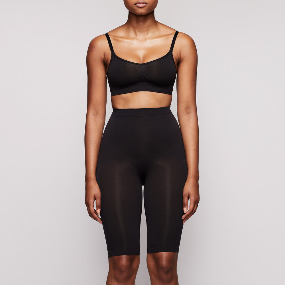Skims SCULPTING ABOVE THE KNEE Korte Broek Zwart | 68RVXKYTL