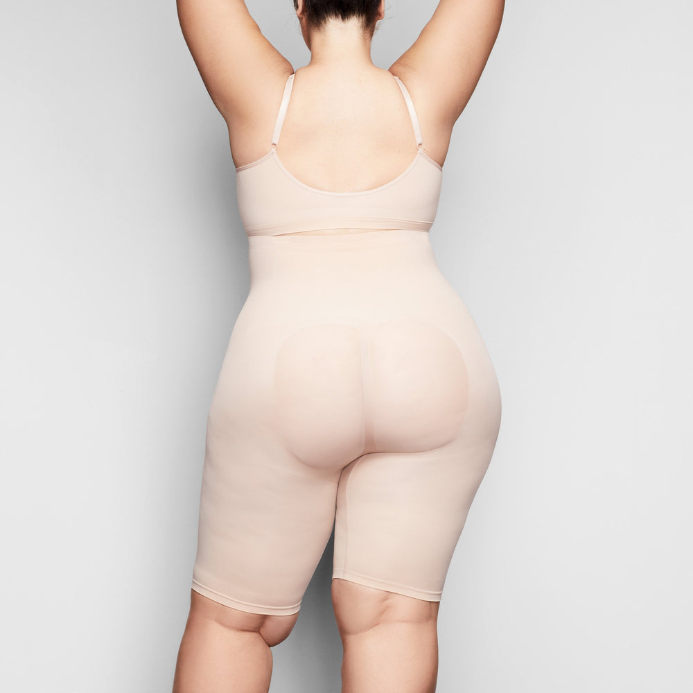 Skims SCULPTING ABOVE THE KNEE Korte Broek Beige | 75ICUPKAR