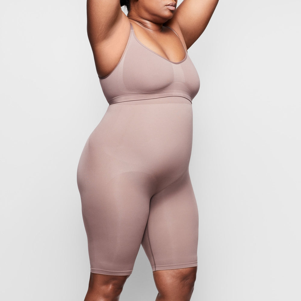 Skims SCULPTING ABOVE THE KNEE W/ OPEN GUSSET Korte Broek Bruin | 15SMKEXRZ