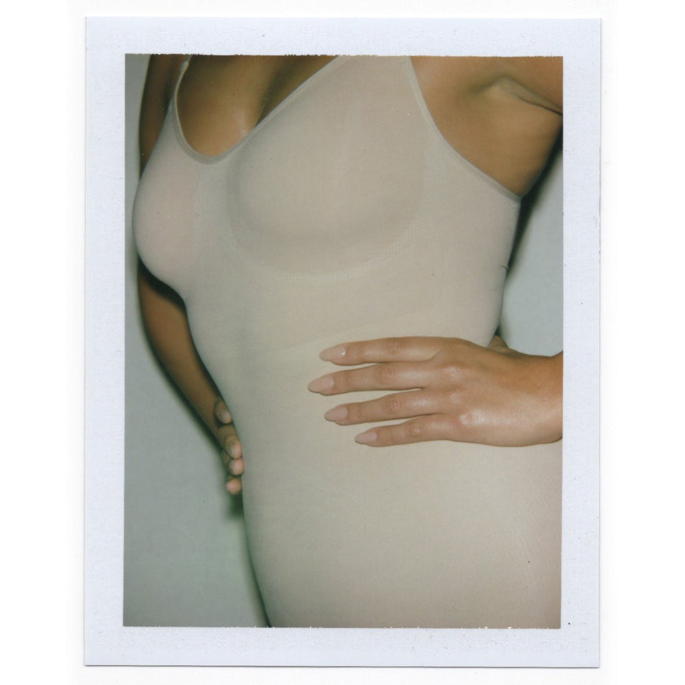 Skims SCULPTING BODYSUIT MID THIGH W. OPEN GUSSET Bodysuit Beige | 72QAHPMIS