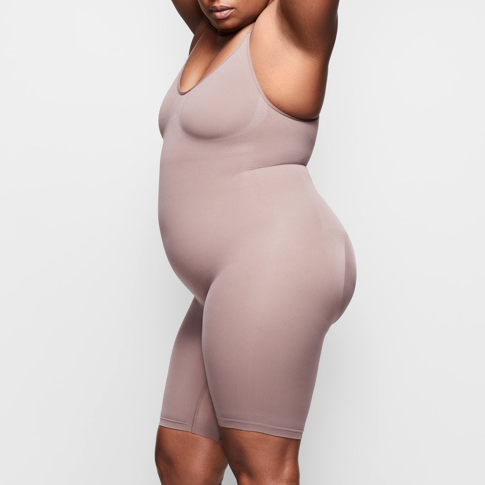 Skims SCULPTING BODYSUIT MID THIGH W. OPEN GUSSET Bodysuit Bruin | 74SRJLAPD