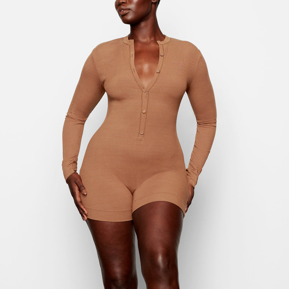 Skims SOFT LOUNGE BUTTON UP HENLEY Onesie Bruin | 07ZPTCFIS