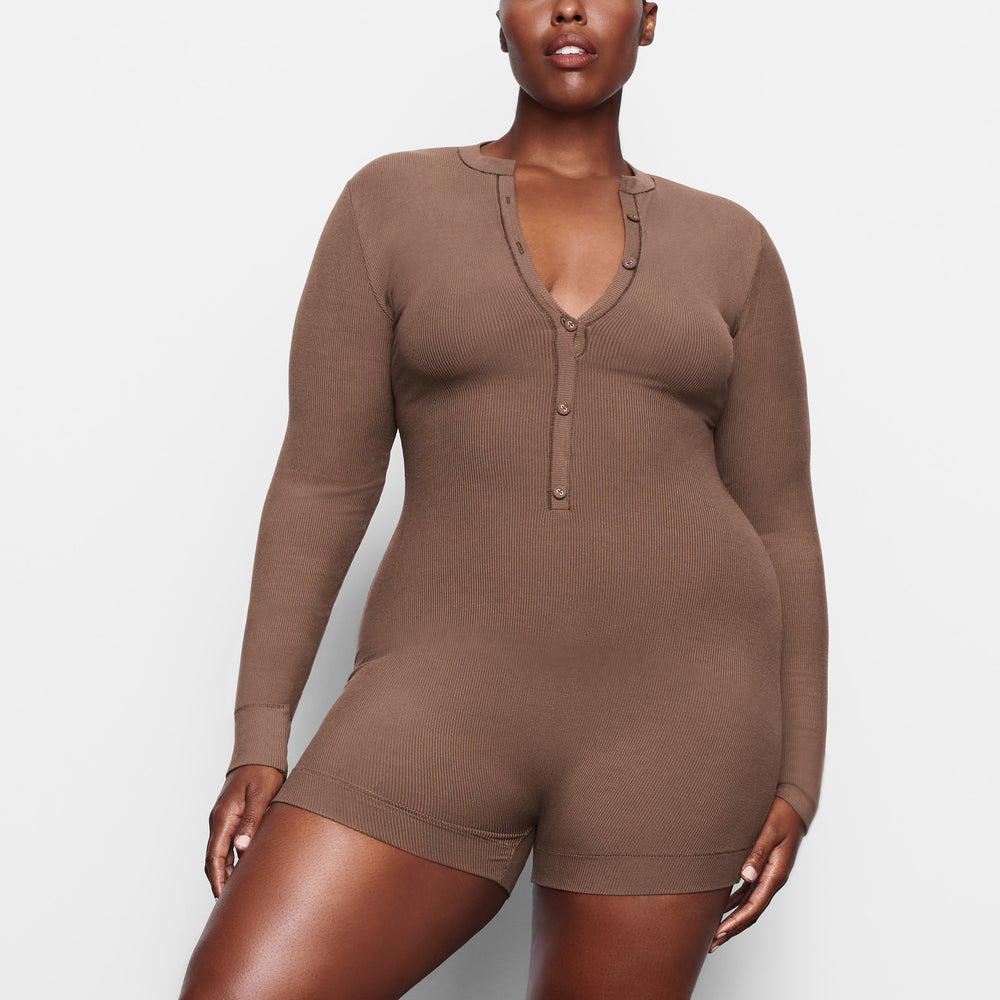 Skims SOFT LOUNGE BUTTON UP HENLEY Onesie Abrikoos | 80MQNWJSP