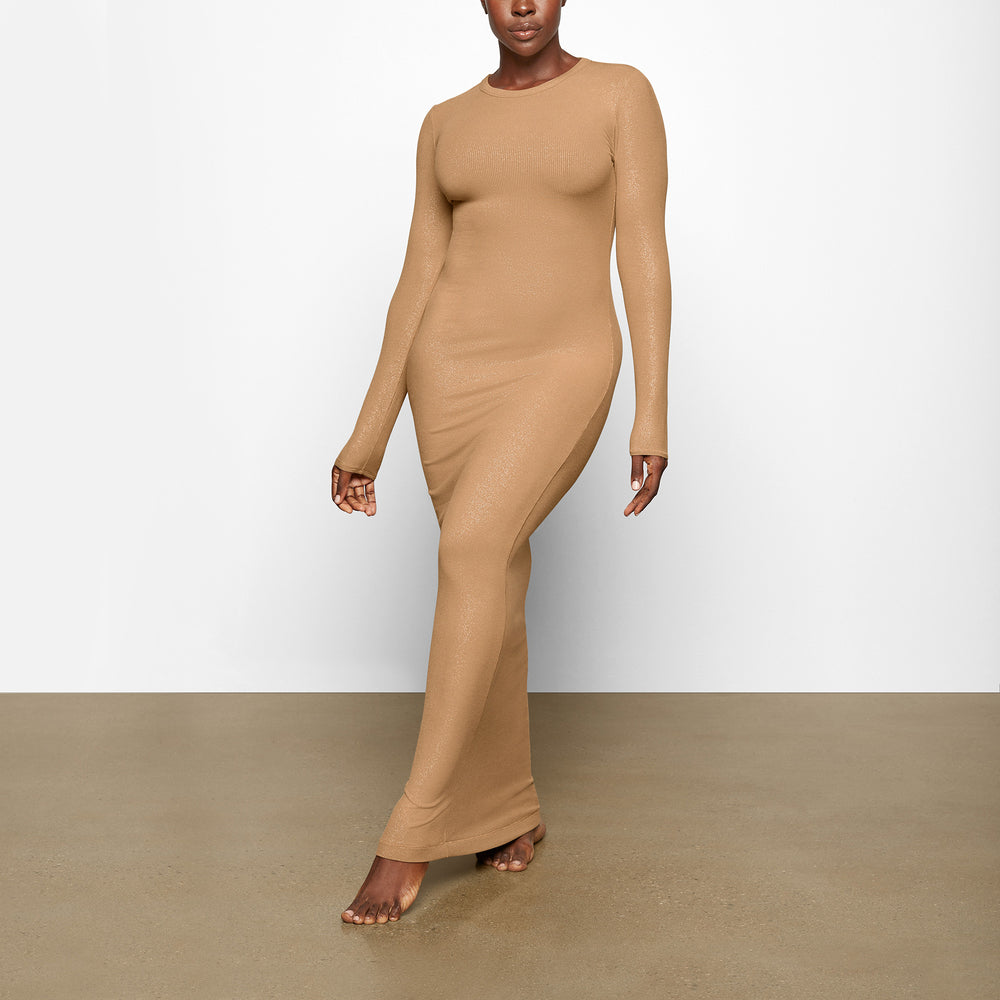 Skims SOFT LOUNGE SHIMMER CREW NECK LONG Jurk Bruin | 48DIBUCGE