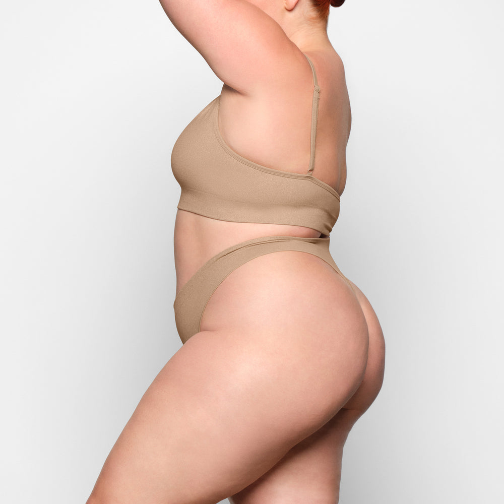 Skims SOFT SMOOTHING SHINE Thong Beige | 92SFPOMNJ