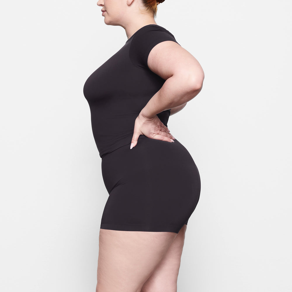 Skims SOFT SMOOTHING T-shirt Zwart | 38SOIDGFN
