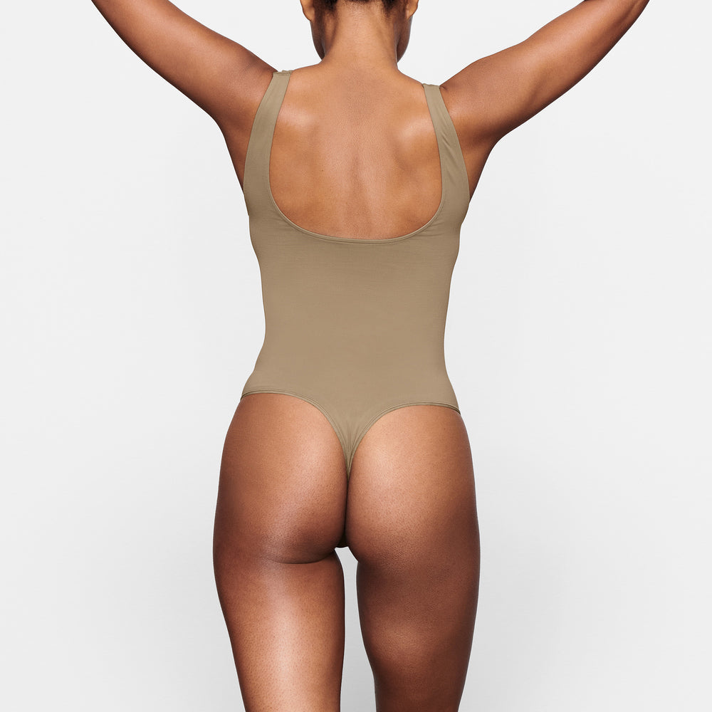 Skims SOFT SMOOTHING Thong Bodysuit Abrikoos | 16OJIEZCT