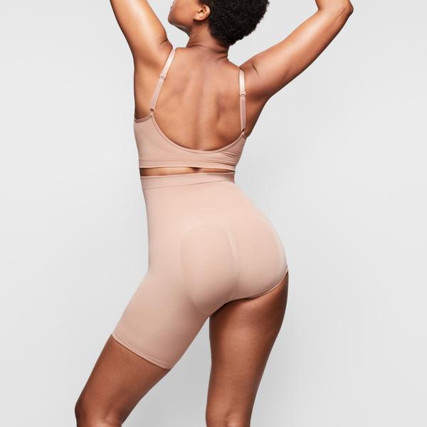 Skims SOLUTION SHORT #2 One Leg Shapewear Abrikoos | 02EHMVTZN