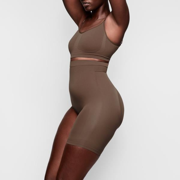 Skims SOLUTION SHORT #2 One Leg Shapewear Abrikoos | 48RNDEKLA